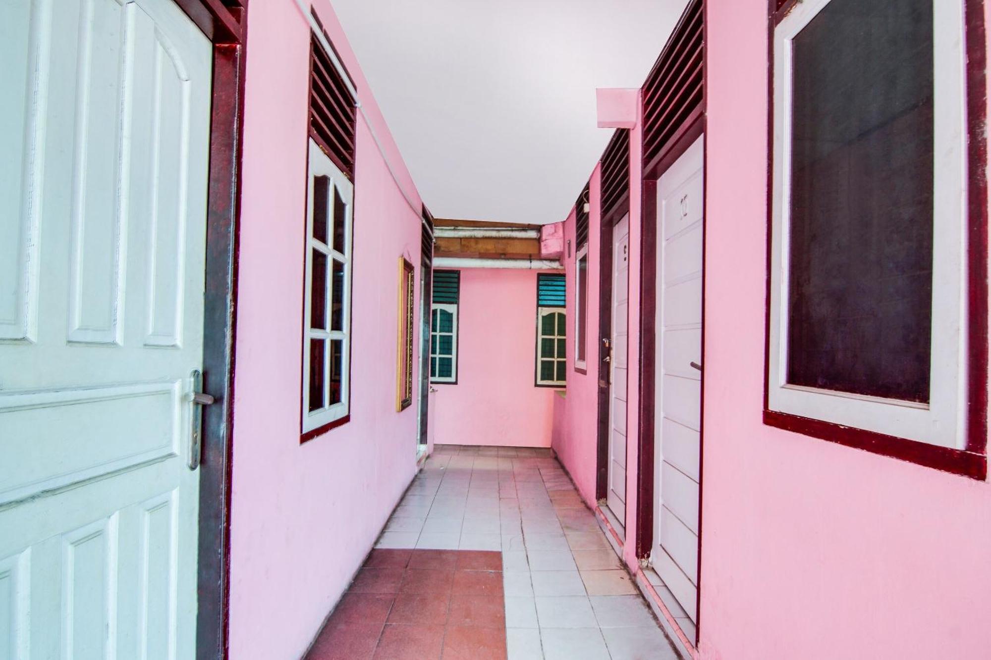 Spot On 91858 Raja Homestay Syariah Pekanbaru Exterior photo